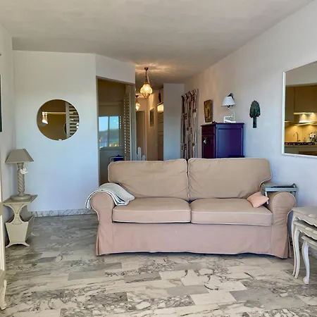 Stunning Sea View, Comfort, Ac, Everything Within Walking Distance باندول